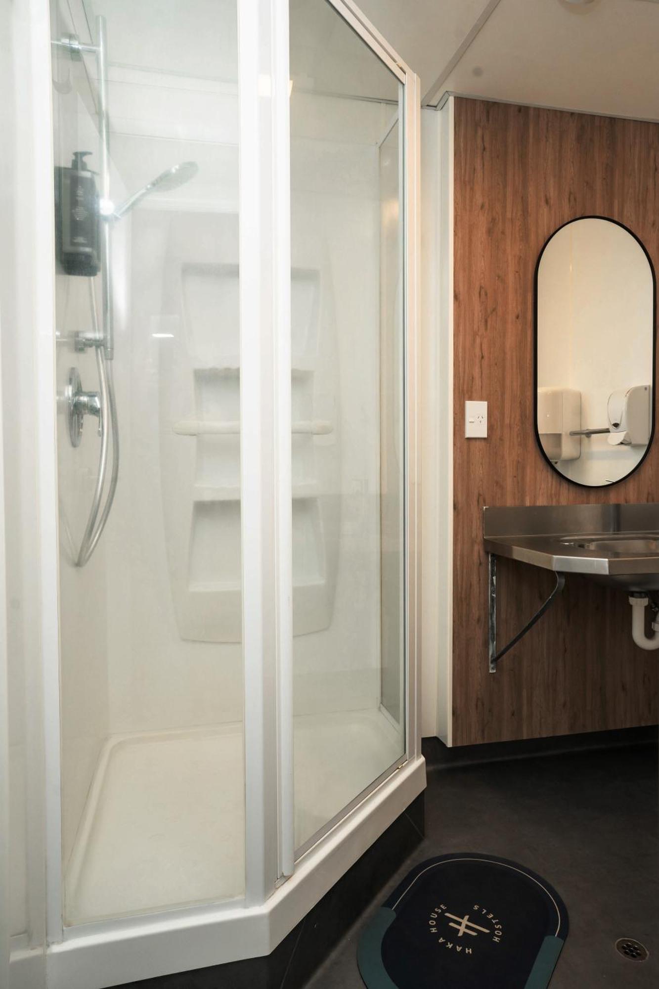 Хостел Haka House Веллингтон Экстерьер фото A shower cubicle