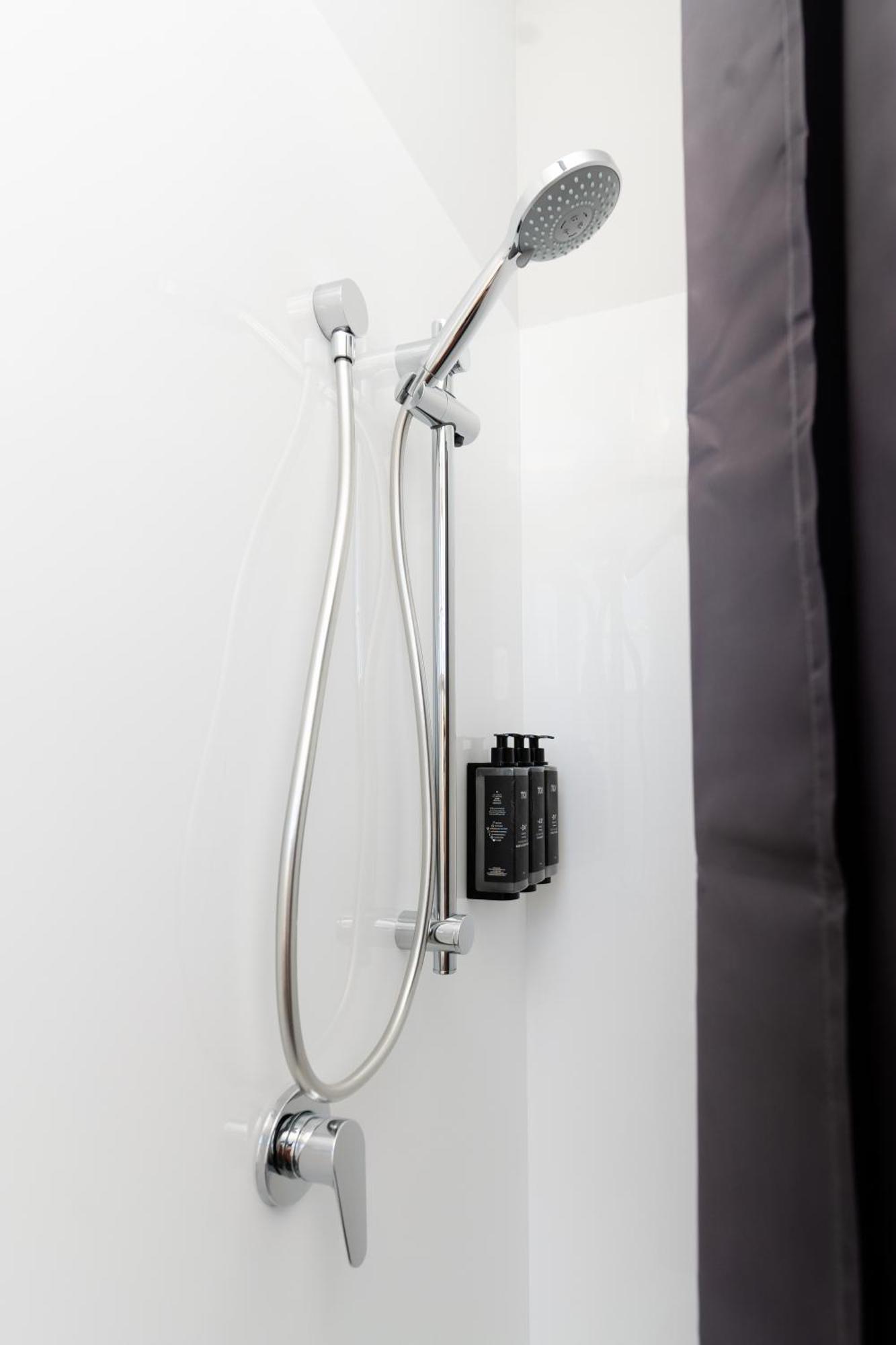 Хостел Haka House Веллингтон Экстерьер фото Shower rail