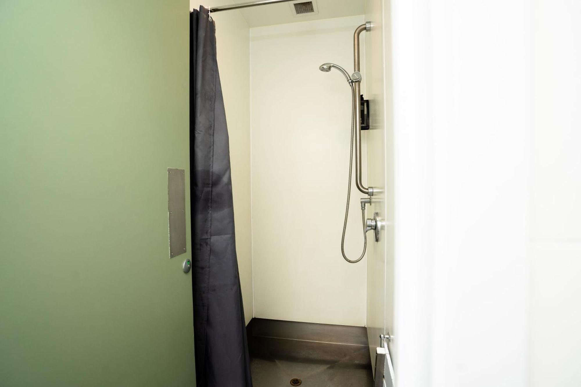 Хостел Haka House Веллингтон Экстерьер фото A shower cubicle