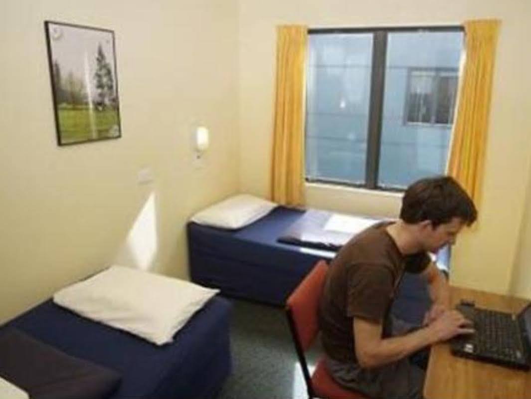 Хостел Haka House Веллингтон Экстерьер фото A student working in his room at the International House